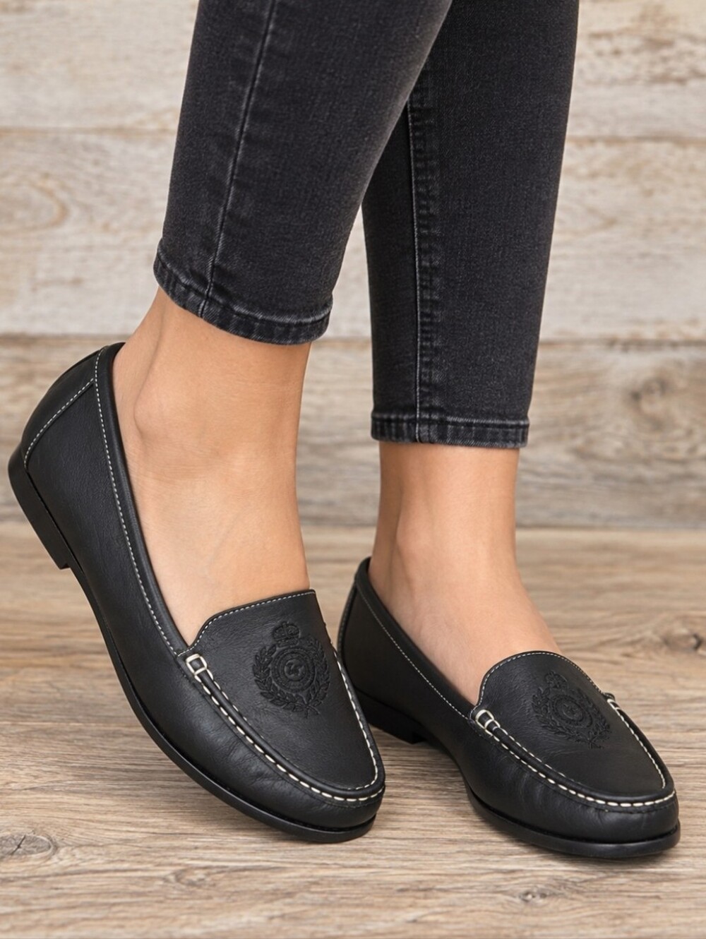 Liz Claiborne 90s Preppy Minimalist Black Leather Crest Comfort Loafers 8.5M